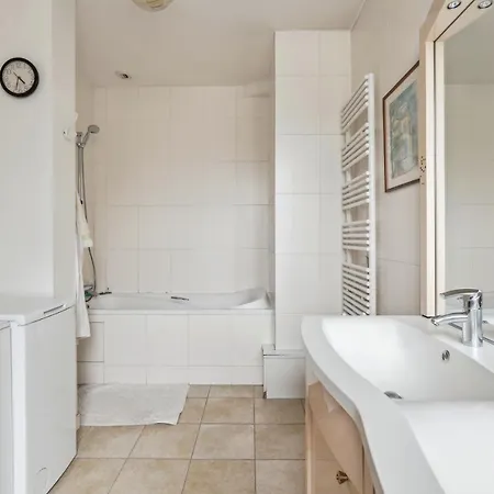公寓 Charming For 5 People In By Weekome